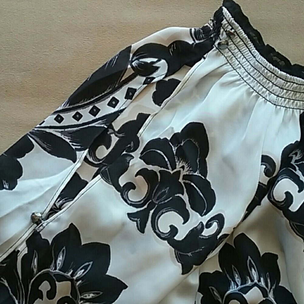 White and black blouse - Picture 2 of 5